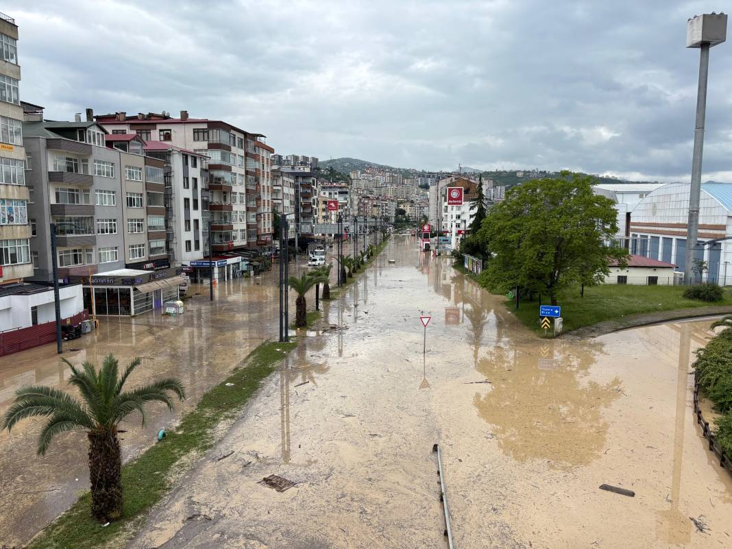 Sel suları Trabzon’u vurdu! Toklu deresi taştı, eski devlet sahil yolu Venedik’e döndü 27